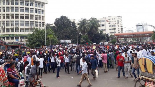 শাহবাগে শিক্ষার্থীদের অবরোধ, নৌমন্ত্রীর কুশপুত্তলিকা দাহ