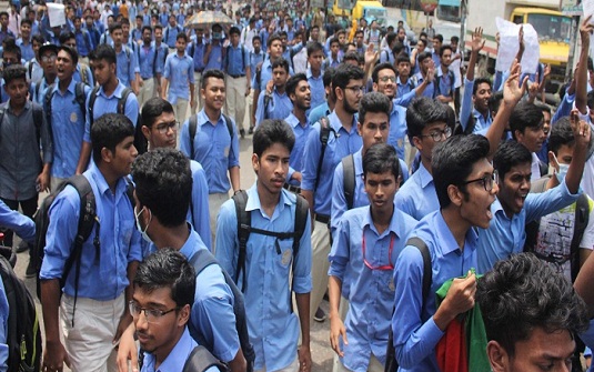 শিক্ষার্থীদের বিক্ষোভ-অবরোধে অচল রাজধানী