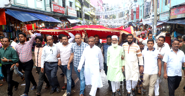 বেগম খালেদা জিয়ার পক্ষে দরগায় গিলাফ চড়ালেন মেয়র আরিফ