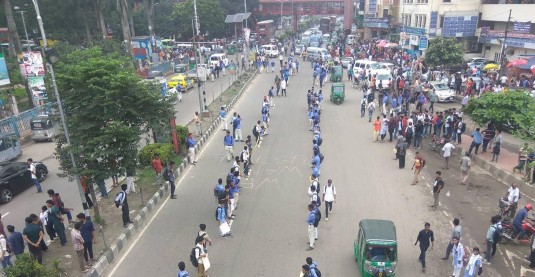 সপ্তম দিনের মতো রাজপথে শিক্ষার্থীরা, নতুন কৌশলে সুশৃঙ্খল ট্রাফিক ব্যবস্থাপনা