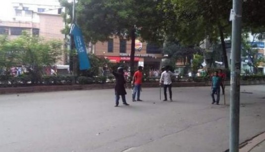 পুলিশ-বিজিবির সামনেই রাজধানীর জিগাতলায় শিক্ষার্থীদের ওপর হামলা-গুলি