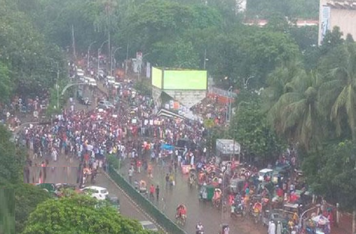 জিগাতলায় শিক্ষার্থী-পুলিশের ধাওয়া-পাল্টা ধাওয়া