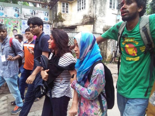 হাজার হাজার শিক্ষার্থীর ওপর পুলিশের কাঁদানে গ্যাস…যুবকদের লাঠিপেটা