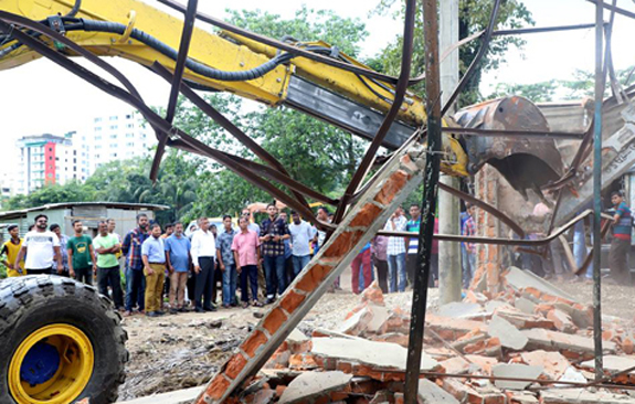 ধোপা দিঘীরপাড় দখল করে নির্মিত অবৈধ স্থাপনা উচ্ছেদ করলেন সিসিক মেয়র আরিফ
