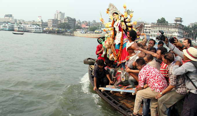 প্রতিমা বিসর্জনের মধ্য দিয়ে শেষ হল শারদীয় দুর্গোৎসব