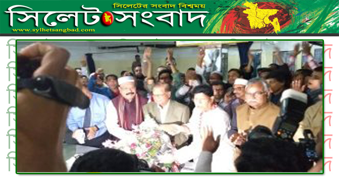 সিলেটে ইনাম চৌধুরীকে ফুল দিয়ে বরণ করলেন ড. মোমেন