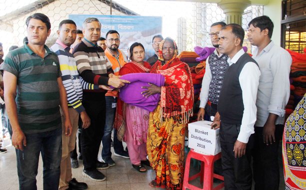 ছাতকে শীতার্তদের মাঝে লাফার্জের কম্বল বিতরণ