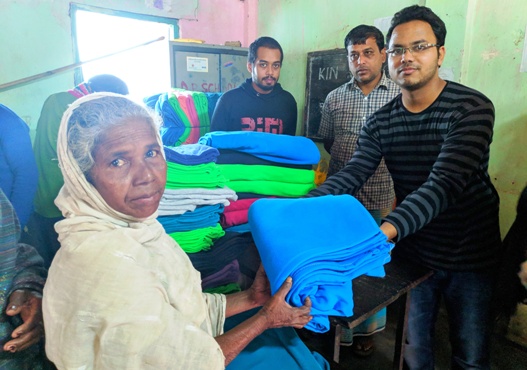 ক্বীনের শীতবস্ত্র ও শিক্ষা সামগ্রী বিতরণ