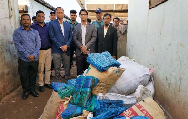 মহাজনপট্টি থেকে নিষিদ্ধ পলিথিন ও কারেন্ট জাল উদ্ধার
