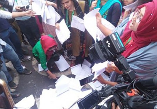 রাতেই ব্যালটে সিল মারার সত্যতা মিলেছে, বিক্ষোভের মুখে কুয়েত মৈত্রী হলের প্রভোস্টকে অব্যাহতি