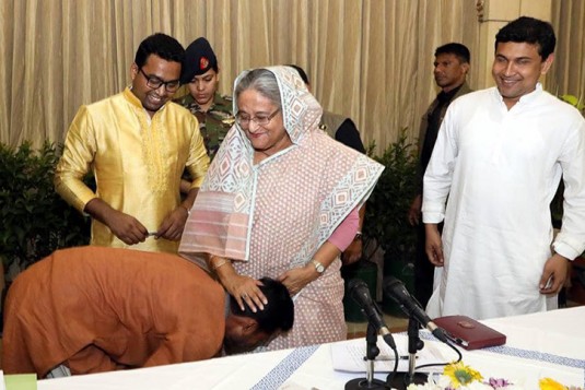 পা ছুঁয়ে ভিপি নুরের সালাম, মাথায় হাত বুলিয়ে প্রধানমন্ত্রীর দোয়া