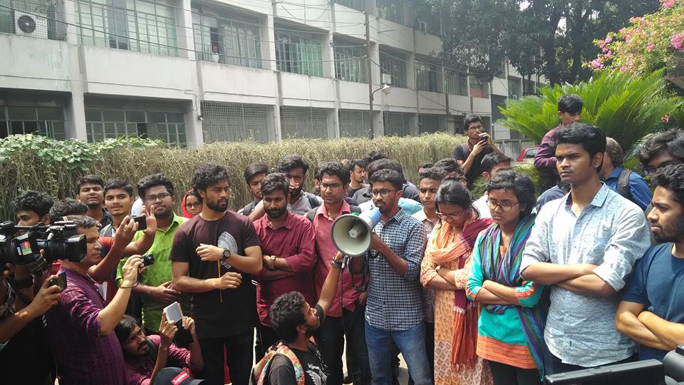 আল্টিমেটাম শেষে উপাচার্যের কার্যালয়ে অবস্থান ৫ প্যানেলের