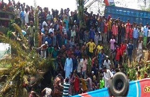 মাদারীপুরে বাস খাদে পড়ে ৭ জনের প্রান গেল