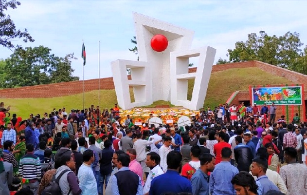 সিলেট কেন্দ্রীয় শহীদ মিনারে সর্বস্তরের মানুষের  শ্রদ্ধাঞ্জলি