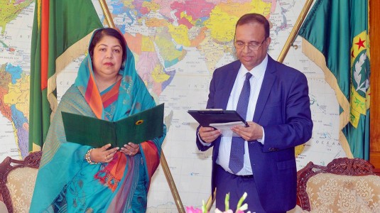 ড. কামালের ‘সবুজ সংকেত’ পেয়ে শপথ নিলেন মোকাব্বির