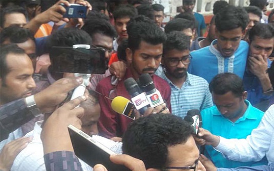 এসএম হলে ভিপি নুরকে লাঞ্ছিত করলো ছাত্রলীগ
