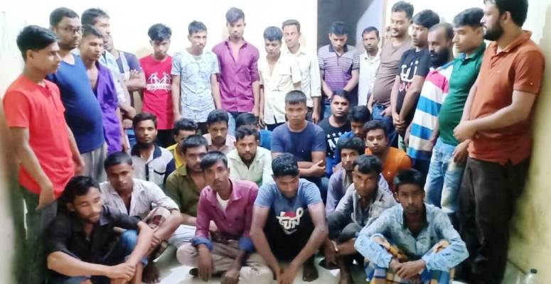 নগরীর তালতলায় পুলিশী অভিযানে ৩৪ জুয়ারী আটক
