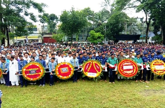 বঙ্গবন্ধুর প্রতিকৃতিতে হাজারো মানুষের শ্রদ্ধাঞ্জলি