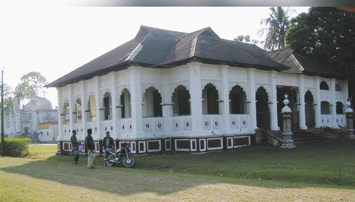 পর্যটকদের আকর্ষণ কুলাউড়ার জমিদার বাড়ি
