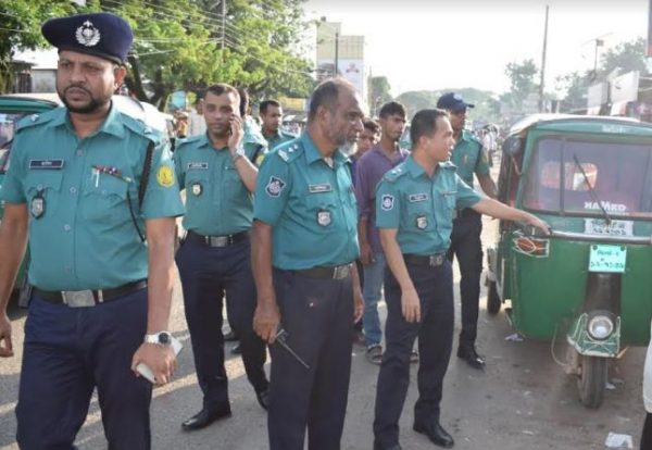টুকেরবাজারে অবৈধ স্ট্যান্ড উচ্ছেদ অভিযান