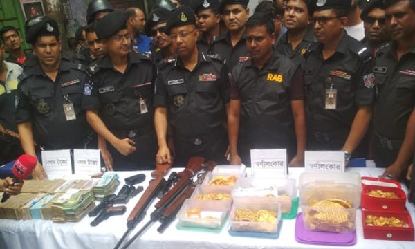 দুই আ.লীগ নেতার বাড়ি থেকে কোটি টাকাসহ ৭২০ ভরি স্বর্ণ ও অস্ত্র উদ্ধার