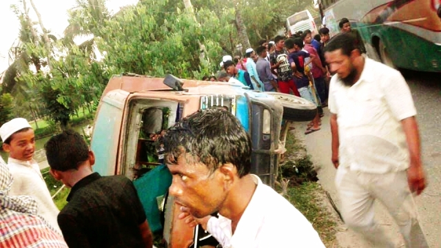 জৈন্তাপুরে লেগুনা উল্টে ৭ যাত্রী আহত