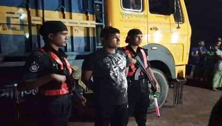 বিপুল পরিমাণ আগ্নেয়াস্ত্রসহ যুবক আটক