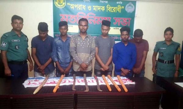 সিলেট নগরীর  কুয়ারপাড় থেকে দেশীয় অস্ত্রসহ আটক ৬