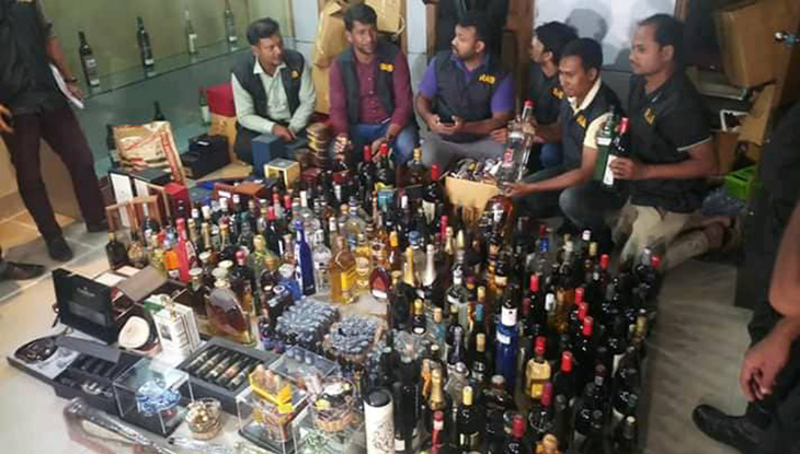 গুলশানে ওয়্যার হাউজে অভিযান, বিপুল পরিমাণ মদ উদ্ধার