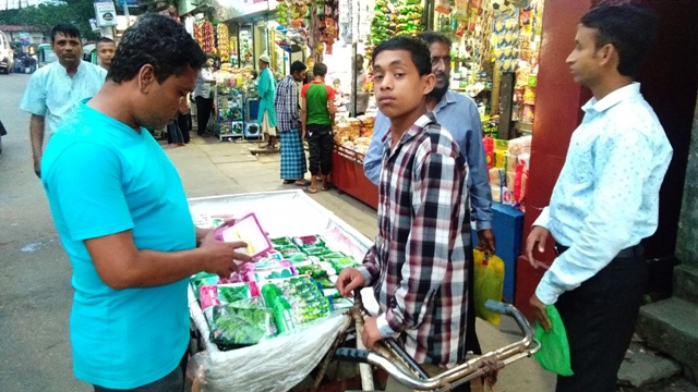 সকালে ক্লাস, বিকেলে ভ্যানগাড়িতে দোকানদারি
