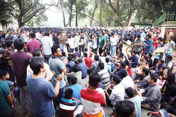 জাবিতে অনড় আন্দোলনকারীরা