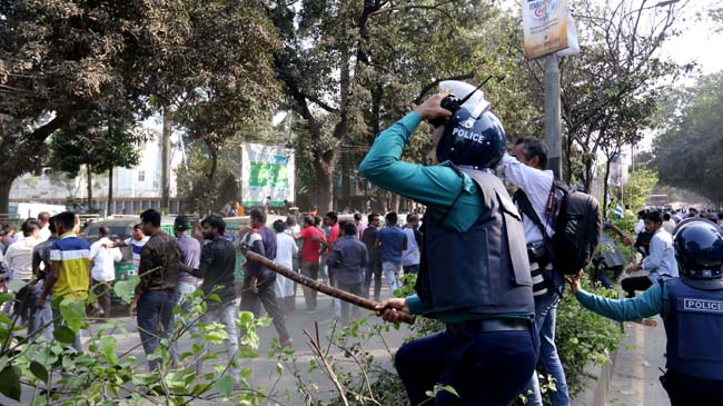 বিএনপির মিছিলে পুলিশের লাঠিচার্জ : ধাওয়া–পাল্টা ধাওয়া