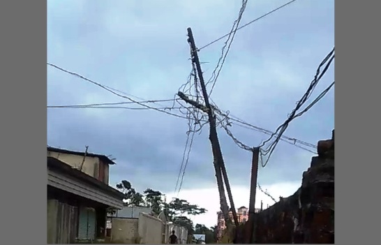 খাদিমপাড়ায় সড়কে ঝুঁকিপূর্ণ বিদ্যুৎ লাইন