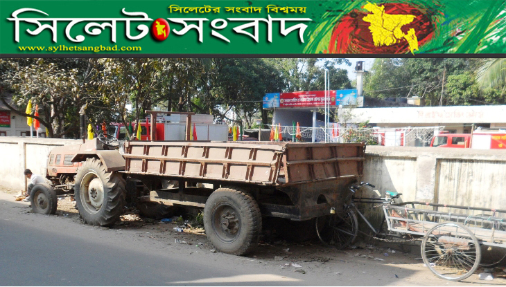 সড়কে পরিত্যক্ত ট্রাকটি সরানোর যেন কেউ নেই