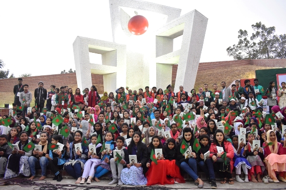 বঙ্গবন্ধুর ‘অসমাপ্ত আত্মজীবনী’ পেল হাজারো শিক্ষার্থী