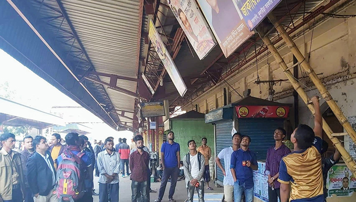 কুলাউড়ায় ব্যানার ফেস্টুন বিলবোর্ড অপসারণে অভিযান