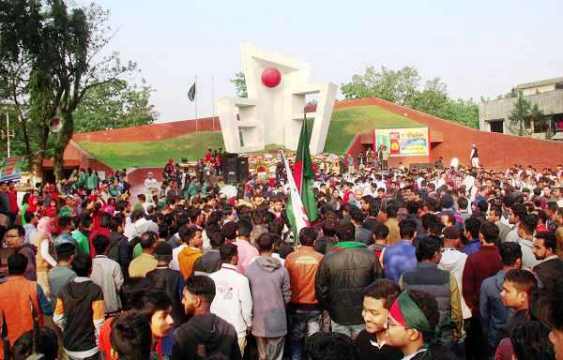 সিলেট কেন্দ্রীয় শহীদ মিনারে মানুষের ঢল