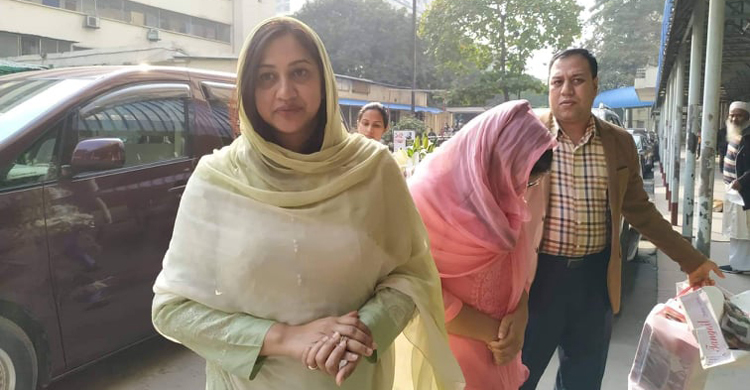 খালেদা জিয়াকে দেখে এসে কাঁদলেন নাতনি-পুত্রবধূ