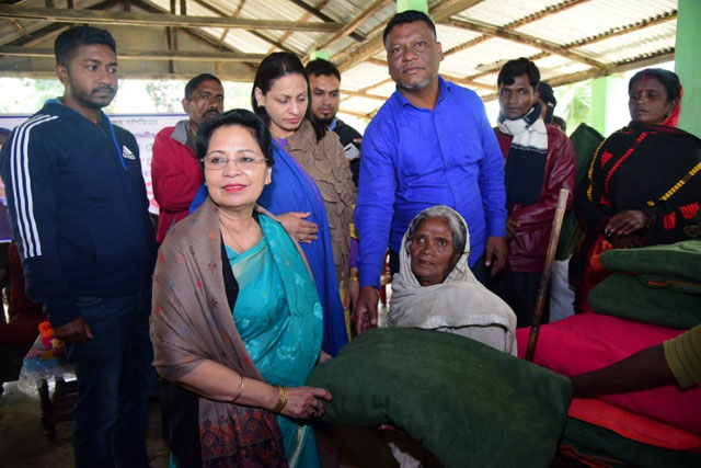 চা শ্রমিকদের হাতে শীতবস্ত্র তুলে দিলেন সেলিনা মোমেন