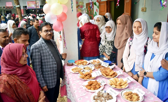 সিলেট সরকারি মহিলা কলেজে পিঠা উৎসব