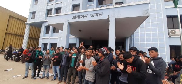 সিকৃবির প্রশাসনিক ভবনে তালা দিয়েছে কর্মচারী-ছাত্রলীগ, ভিসি অবরুদ্ধ