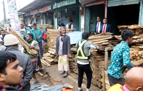 সড়ক দখলমুক্ত করতে সিসিকের অভিযান