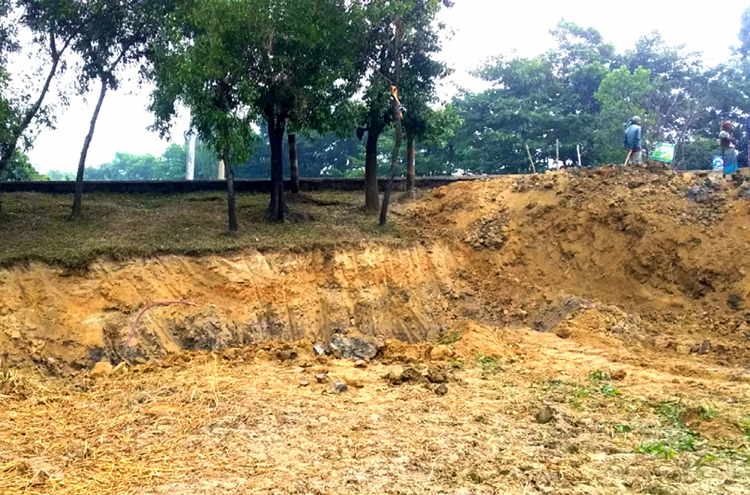 ডেমা এলাকায় সিলেট-তামাবিল মহাসড়কের মাটি কেটে তৈরী হচ্ছে গ্রামীণ রাস্তা