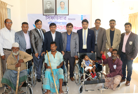 সিফডিয়ার উদ্যোগে প্রতিবন্ধীদের মধ্যে হুইল চেয়ার বিতরণ