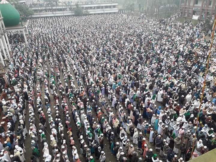 শীর্ষস্থানীয় আলেম শায়খুল হাদিস আল্লামা তাফাজ্জুল হকের জানাজায় লাখো মানুষ