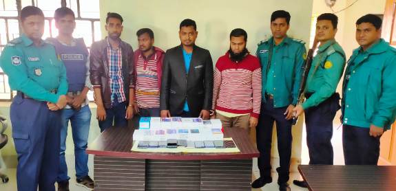 সিলেটে স্যামসাং শো-রুমে চুরি, চট্টগ্রাম থেকে ৩৬ মোবাইলসহ আটক ৪