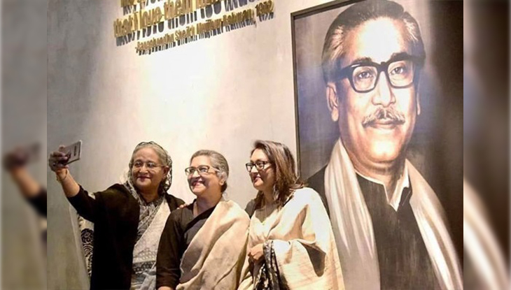 বাবার ছবির সামনে মেয়ে-বোনের সঙ্গে সেলফিতে প্রধানমন্ত্রী
