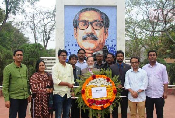 বঙ্গবন্ধুর প্রতিকৃতিতে শাবিপ্রবি শিক্ষক সমিতির শ্রদ্ধা