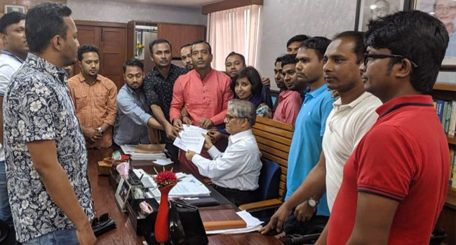 খালেদা জিয়ার মুক্তির দাবিতে রাষ্ট্রপতিকে ঢাবি ছাত্রদলের স্মারকলিপি