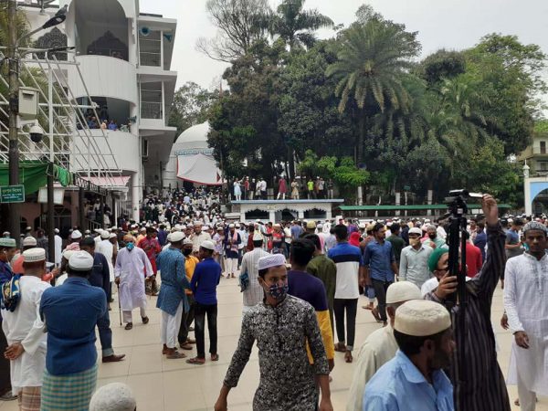 দরগাহে হযরত শাহজালাল (রঃ)মসজিদে অন্য রকম জুমার জামাত আদায়